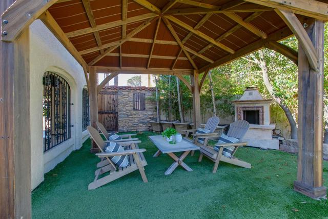 6817 Vianda Ct Court, Carlsbad CA: https://media.crmls.org/mediaz/8243473b-804a-4e21-9065-794197f9d7ab.jpg