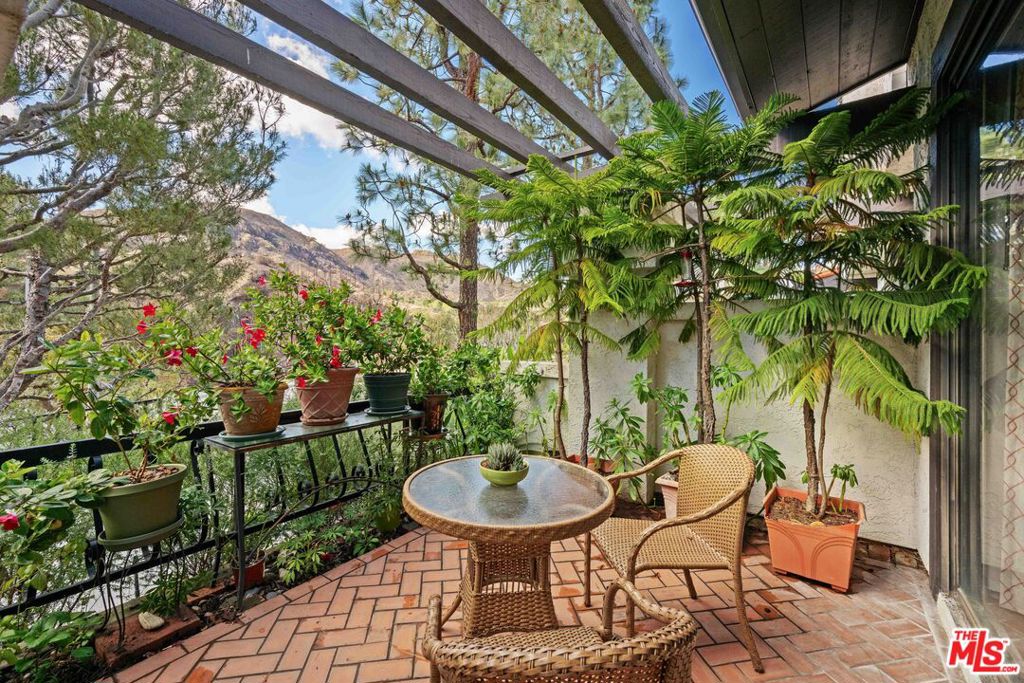 1490 Palisades Drive