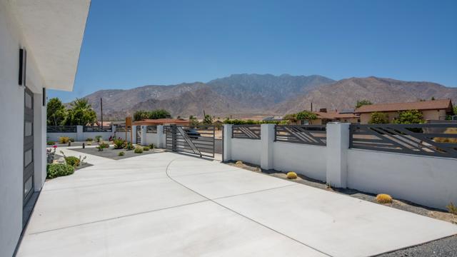 567 W Sunview Avenue, Palm Springs CA: https://media.crmls.org/mediaz/824641c6-a120-454d-9d33-b4d52a555d26.jpg