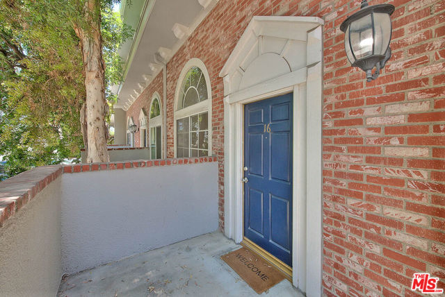 8741 Darby Avenue, Northridge CA: https://media.crmls.org/mediaz/824701d7-d933-4743-ae1d-77d512f5fd1f.jpg