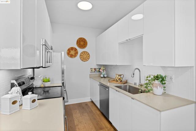 197 Lakeshore Ct, Richmond CA: https://media.crmls.org/mediaz/8247b736-e9c9-41d4-90d5-9d796a42f484.jpg