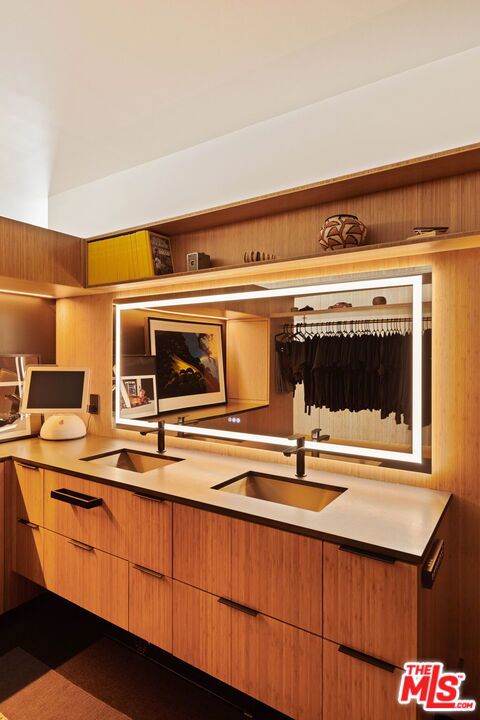 1155 S Grand Avenue, Los Angeles CA: https://media.crmls.org/mediaz/8248976a-027e-4d5a-832c-4a26a5e31307.jpg