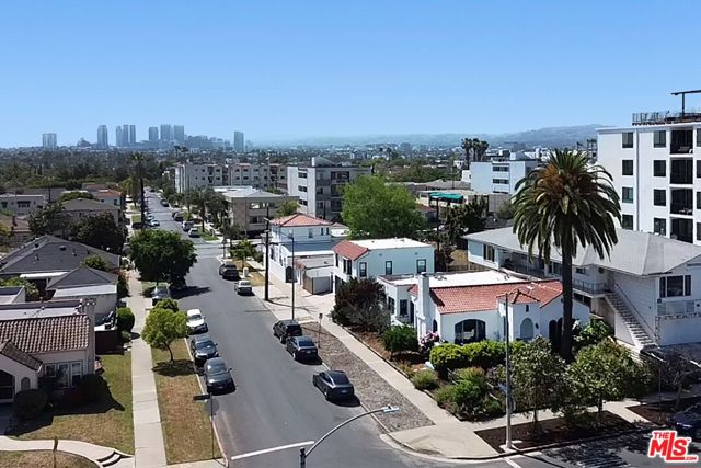 1569 S Orange Grove Avenue, Los Angeles CA: https://media.crmls.org/mediaz/8248a1d8-97c3-4b39-9dbd-3046b83ca834.jpg