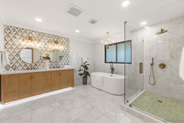 2975 Woodford Drive, La Jolla CA: https://media.crmls.org/mediaz/82491d51-9b0a-4fd8-915e-fc2c0b3ae890.jpg