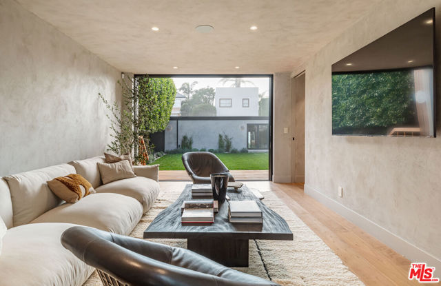 23505 Malibu Colony Road, Malibu CA: https://media.crmls.org/mediaz/8249e715-051c-40b6-af5a-433635f73643.jpg