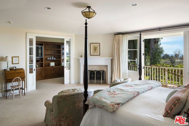 1667 Amalfi Drive, Pacific Palisades CA: https://media.crmls.org/mediaz/824a684c-00ee-4a27-92b6-c2080053cc7c.jpg