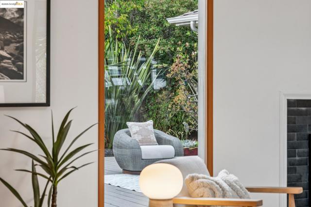 63 Eureka Ave, Kensington CA: https://media.crmls.org/mediaz/824b883f-858c-4886-be3f-7ecb5653f5c4.jpg