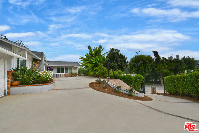 4053 Harclare Lane photo 4
