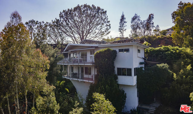 6150 Mulholland Highway, Los Angeles CA: https://media.crmls.org/mediaz/824c3f42-4bdc-401a-824c-a6766632ccff.jpg
