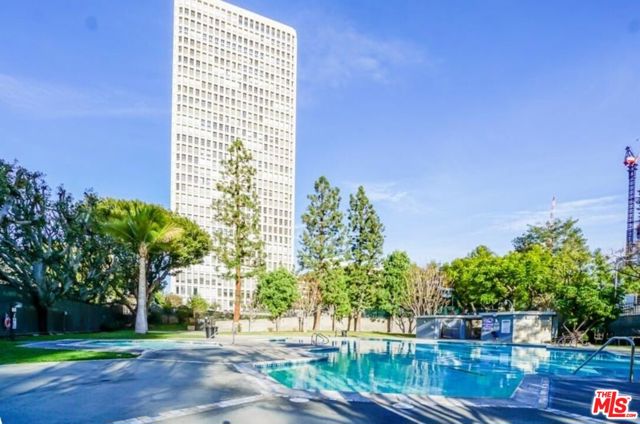 800 W 1st Street, Los Angeles CA: https://media.crmls.org/mediaz/824c8d98-3091-4e73-85eb-2d8b2d60163c.jpg