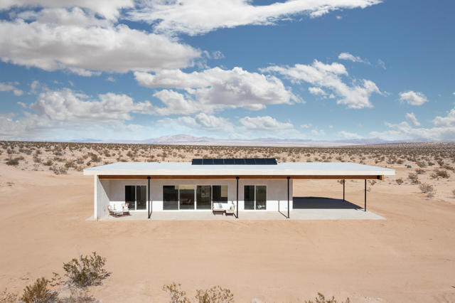 62751 Winters Road, Joshua Tree CA: https://media.crmls.org/mediaz/824cc419-cf7a-4f31-8556-c4740e7aec1e.jpg
