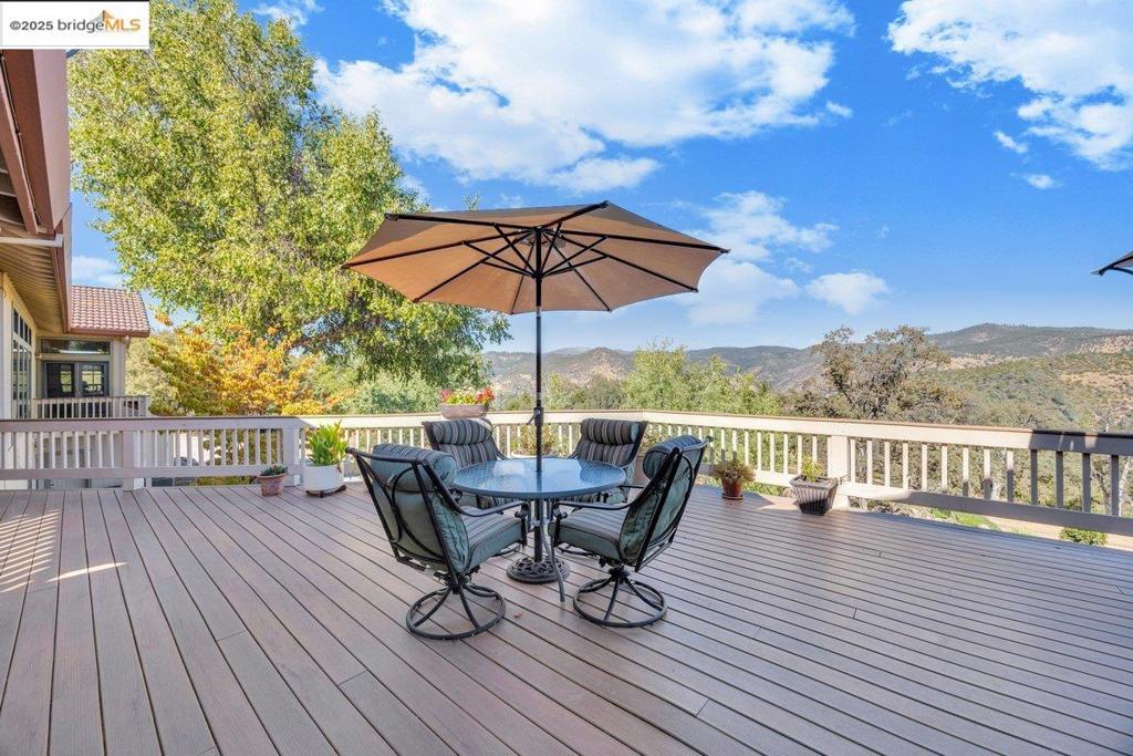 https://media.crmls.org/mediaz/824da1e3-77f4-45ad-8fab-1dc9ba9b71ea.jpg?preset=X-Large