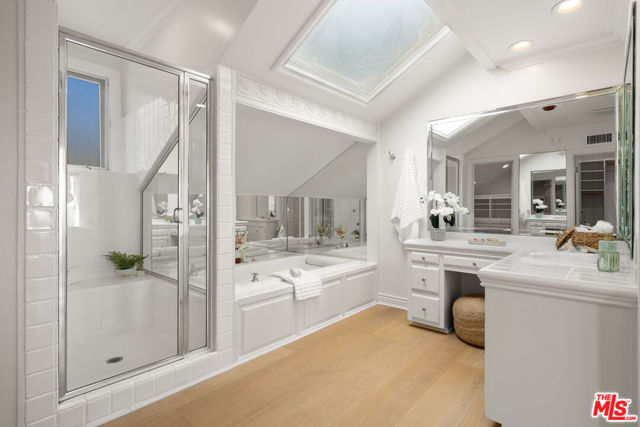 31202 Broad Beach Road, Malibu CA: https://media.crmls.org/mediaz/824e242c-db6b-48ab-87fb-58a5b666819f.jpg