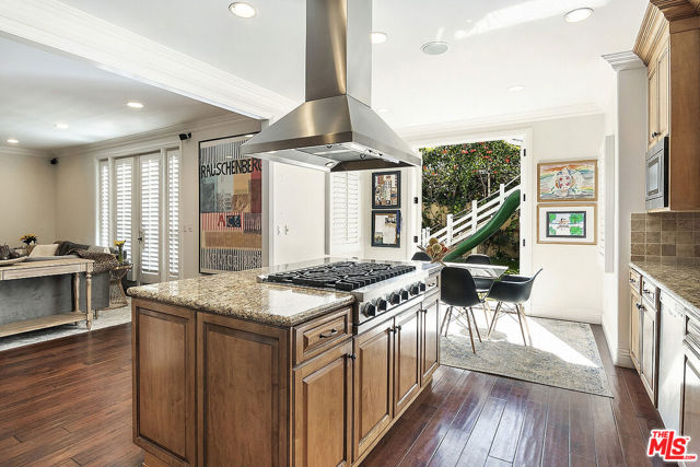 969 S Carmelina Avenue, Los Angeles CA: https://media.crmls.org/mediaz/824e2ae3-9f47-4cb1-96ca-3493a04abb90.jpg