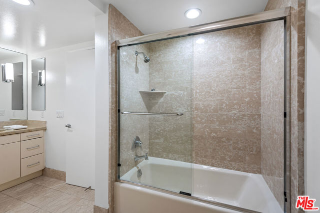 13600 Marina Pointe Drive, Marina del Rey CA: https://media.crmls.org/mediaz/824e42ad-1d0f-46f7-95b4-3b308e3b103d.jpg