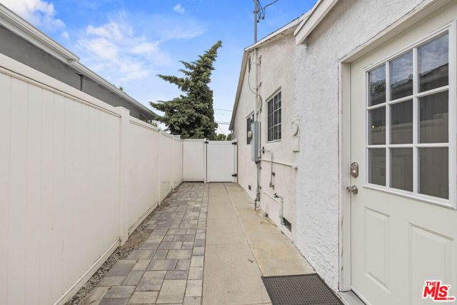 10914 Mcvine Avenue, Sunland CA: https://media.crmls.org/mediaz/824f42b7-3158-49a6-b2c3-ed2264bde007.jpg