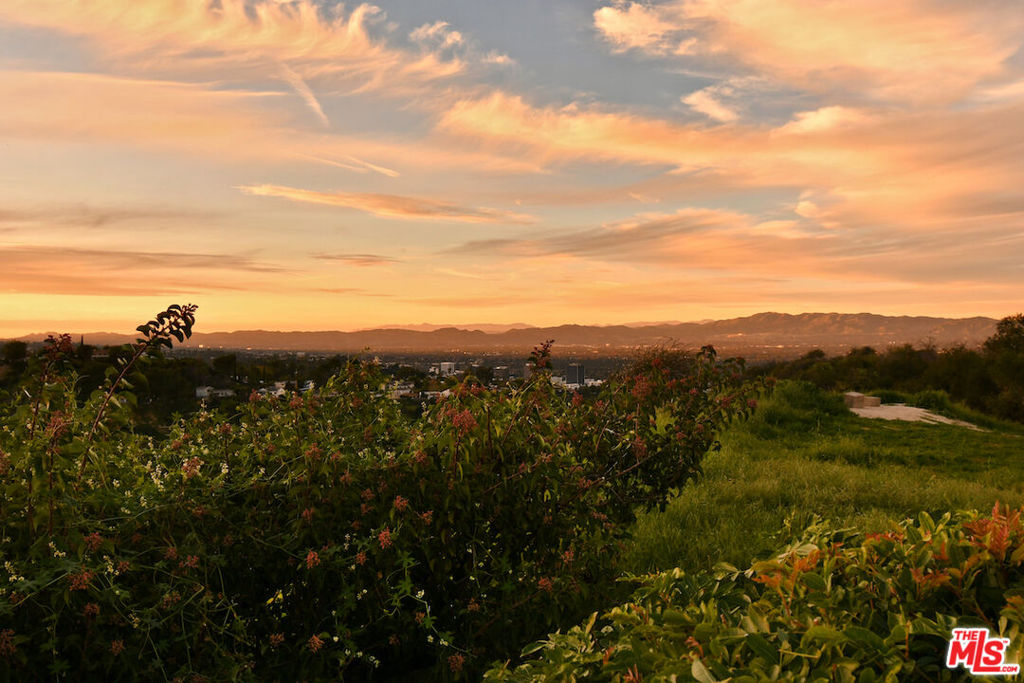https://media.crmls.org/mediaz/82503d80-1d32-414d-a972-07f36d9136dc.jpg?preset=X-Large