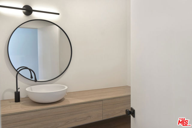 24728 Vantage Point Terrace, Malibu CA: https://media.crmls.org/mediaz/82504cec-415f-438a-8951-f431cbb25200.jpg