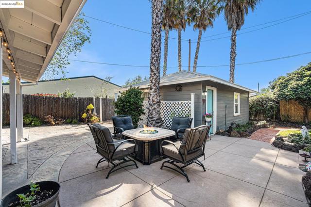 210 Delta Ave, Brentwood CA: https://media.crmls.org/mediaz/8250a289-fde2-41cc-ab99-340e66ff70f2.jpg