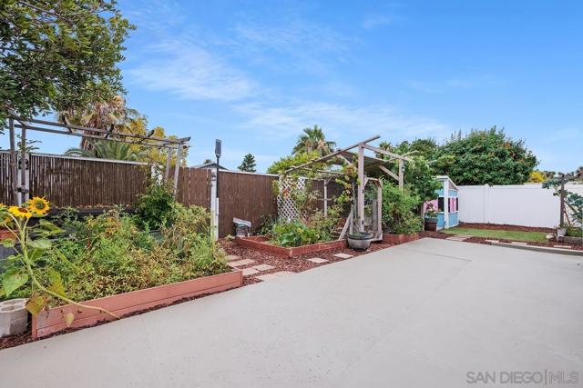 3208 Morningside Drive, Oceanside CA: https://media.crmls.org/mediaz/8251a4e4-fd78-4eee-8baf-3b4b6898b39b.jpg
