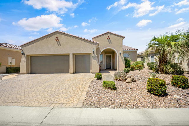 81554 Avenida Sombra, Indio CA: https://media.crmls.org/mediaz/82523a52-27bb-4223-8a6a-e05193afdc93.jpg