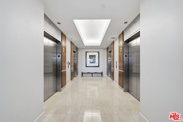 13700 Marina Pointe Drive, Marina del Rey CA: https://media.crmls.org/mediaz/8252ba42-a5f7-43f7-9084-e77834651a9a.jpg