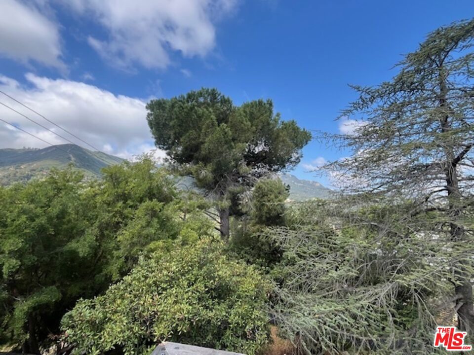 https://media.crmls.org/mediaz/8253cbbf-c387-4de2-8893-5db755600db1.jpg?preset=X-Large
