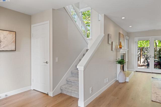 642 Centre Ct, Alameda CA: https://media.crmls.org/mediaz/8253f4ae-627a-410d-aebb-3eec717d536e.jpg