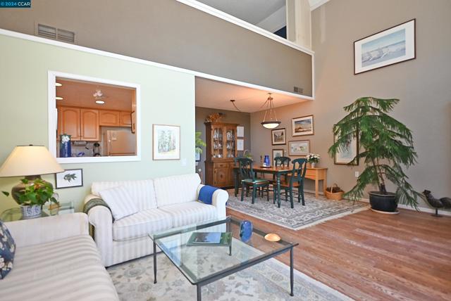 2748 Tice Creek Dr, Walnut Creek CA: https://media.crmls.org/mediaz/8255767b-d37e-48fc-80af-f6815570799c.jpg