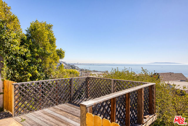 18128 Kingsport Drive, Malibu CA: https://media.crmls.org/mediaz/82557a5e-9895-46da-afc0-d13ccf2ed0b0.jpg