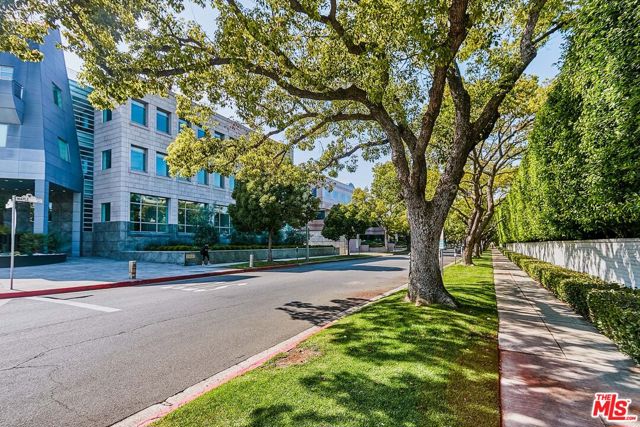 328 N Maple Drive, Beverly Hills CA: https://media.crmls.org/mediaz/8255c4ab-75e1-46dd-ba4f-8b27afa7d3dc.jpg