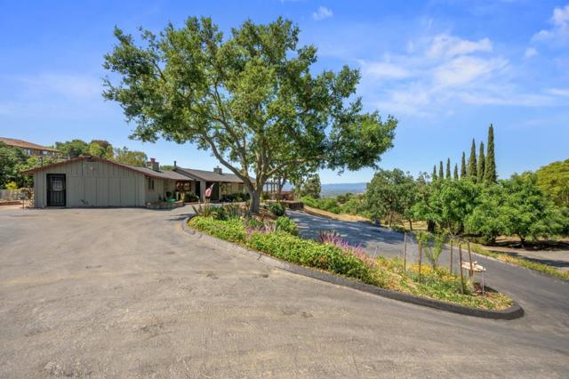 15946 Camino Vista Way, San Jose CA: https://media.crmls.org/mediaz/825686ee-e11a-49b3-91e6-4b08bd0fa01e.jpg