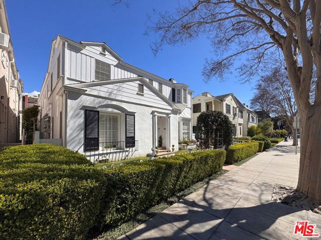 144 S Spalding Drive, Beverly Hills CA: https://media.crmls.org/mediaz/82579d2c-5a69-4534-a335-a6489fa62bcc.jpg