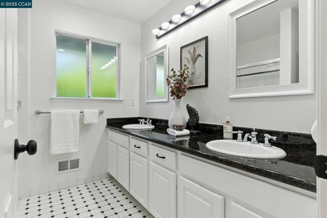 575 Old Orchard Dr, Danville CA: https://media.crmls.org/mediaz/8257c615-8936-4ac3-a1d8-af72a772eaec.jpg