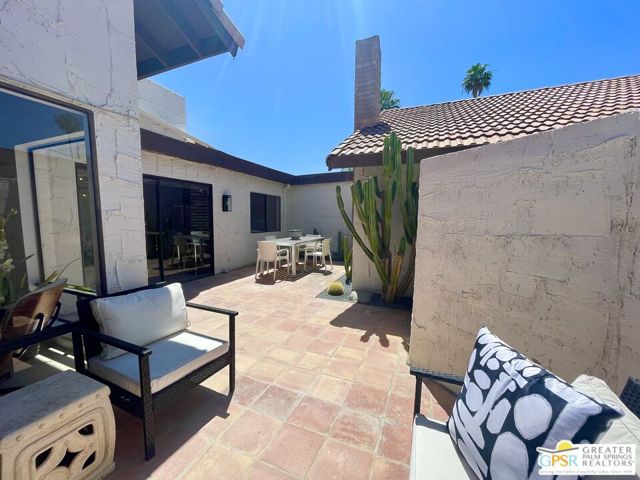 2234 S Linden Way, Palm Springs CA: https://media.crmls.org/mediaz/82586972-8173-425b-bd05-299315592e04.jpg