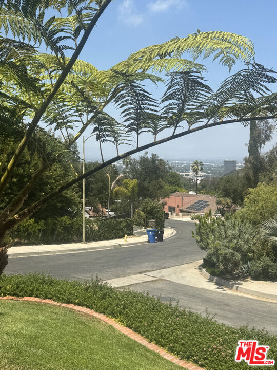 https://media.crmls.org/mediaz/8258947d-d513-44cd-b97b-2a0dd876a110.jpg?preset=X-Large