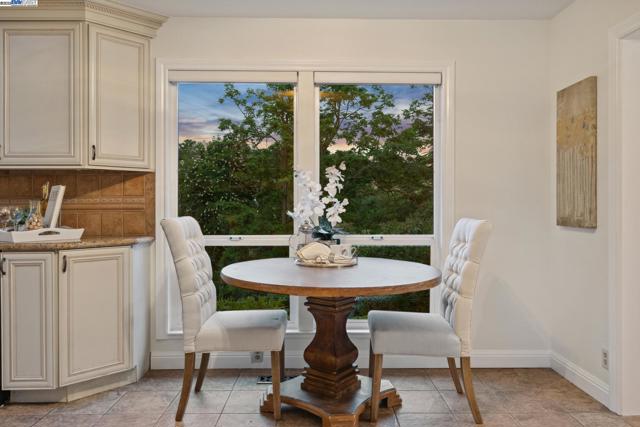 375 Montecillo Dr, Walnut Creek CA: https://media.crmls.org/mediaz/82591391-702f-4072-864f-a704c0973e91.jpg