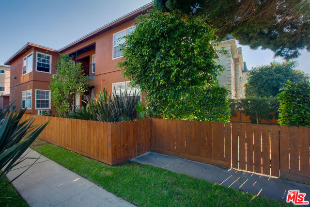 1146 Venice Boulevard, Venice CA: https://media.crmls.org/mediaz/82592eff-3d92-4e62-aef6-fdf5d3da89bf.jpg