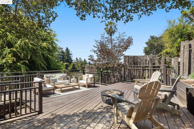 6314 Broadway Ter, Oakland CA: https://media.crmls.org/mediaz/825a1f65-850f-4cef-8833-4348518c602f.jpg