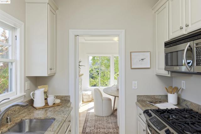 3945 Randolph Ave, Oakland CA: https://media.crmls.org/mediaz/825b689e-c6ba-4b22-b1de-37b76bc810c7.jpg