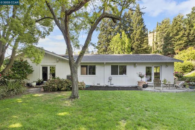120 Heritage Oaks Pl, Alamo CA: https://media.crmls.org/mediaz/825c560b-f83c-43c7-a971-9d93ebd7b93b.jpg