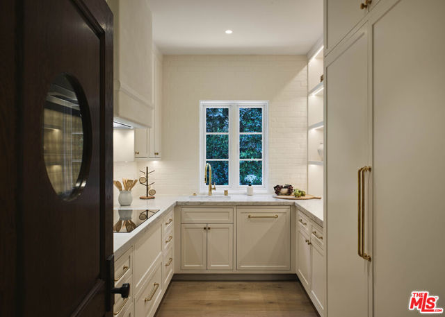 624 N Arden Drive, Beverly Hills CA: https://media.crmls.org/mediaz/825cbe2d-34de-4a5c-b56e-5ebf976823d4.jpg