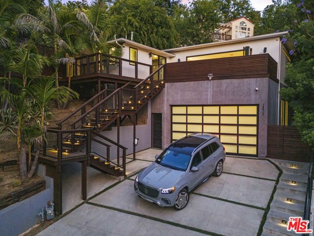 3873 Berry Drive, Studio City CA: https://media.crmls.org/mediaz/825d81ed-6129-40d8-8665-4adf4a338f30.jpg