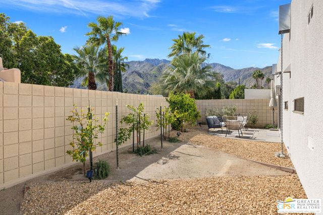 2470 N Cardillo Avenue, Palm Springs CA: https://media.crmls.org/mediaz/825e5e6d-56fd-4197-b62c-2bd3021ca780.jpg