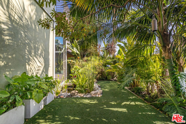 2336 Boone Avenue, Venice CA: https://media.crmls.org/mediaz/825e80d1-4904-4877-a692-8b0c5766453a.jpg