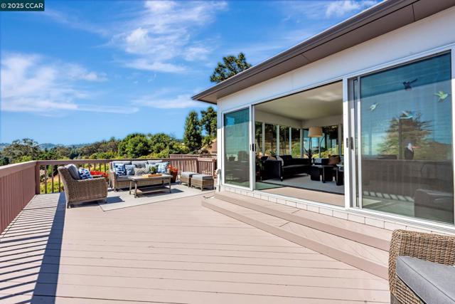 10540 Englewood Dr, Oakland CA: https://media.crmls.org/mediaz/825fedae-c6d3-4c6a-97f2-e4c8d9e561a3.jpg