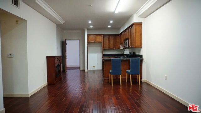 1037 S Fedora Street, Los Angeles CA: https://media.crmls.org/mediaz/82619f8a-e478-435b-a366-90b4bb85be10.jpg
