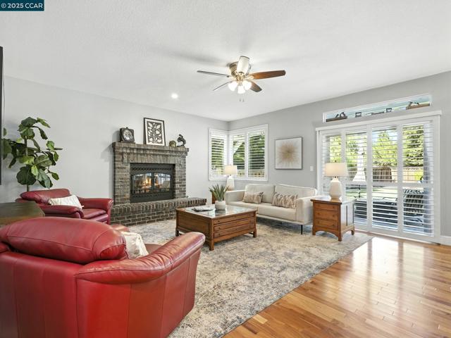 3052 Miwok Way, Clayton CA: https://media.crmls.org/mediaz/8261cf4c-05ed-4a4a-8541-dff24ba8d860.jpg