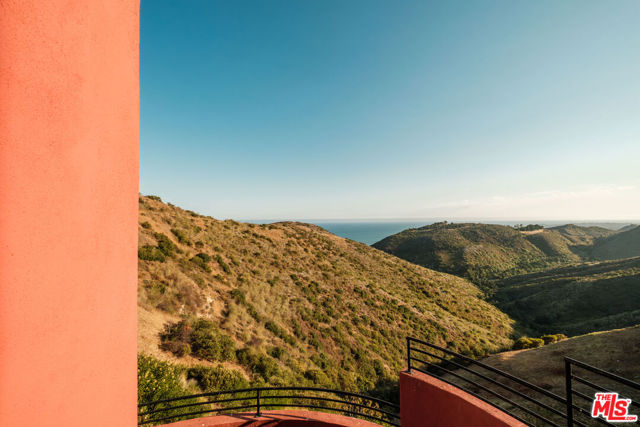 3029 Sequit Drive, Malibu CA: https://media.crmls.org/mediaz/82624bea-68ac-4a2d-bb21-7726bb0b94b6.jpg