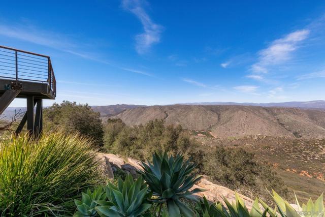 19210 Highland Hills Dr, Ramona CA: https://media.crmls.org/mediaz/8262de99-2b9e-4225-acd3-3e5135cbca17.jpg